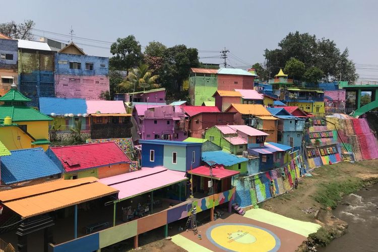 Suasana perkampungan tematik di Kampung Warna Warni, Kota Malang, Jawa Timur. 