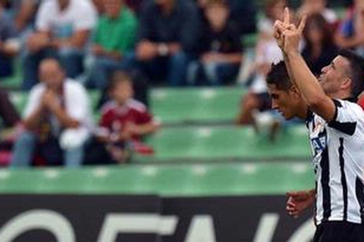 Penyerang Udinese, Antonio Di Natale, merayakan golnya ke gawang AC Milan, pada pertandingan Serie-A, di Friuli, Minggu (23/9/2012).