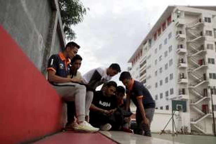 Para pemain basket tim NSH berdiskusi mengenai pelajaran kuliah mereka di salah satu sudut kampus Universitas 17 Agustus 45 di kawasan Sunter, Jakarta Utara, Rabu (2/3). Selain bermain basket secara profesional, mereka juga disiplin mengikuti kuliah disela-sela kesibukan latihan dan kompetisi. 