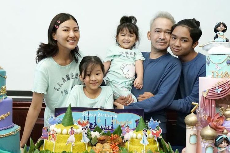 Keluarga Ruben Onsu dan Sarwendah merayakan ulang tahun Thania dan Thalia.