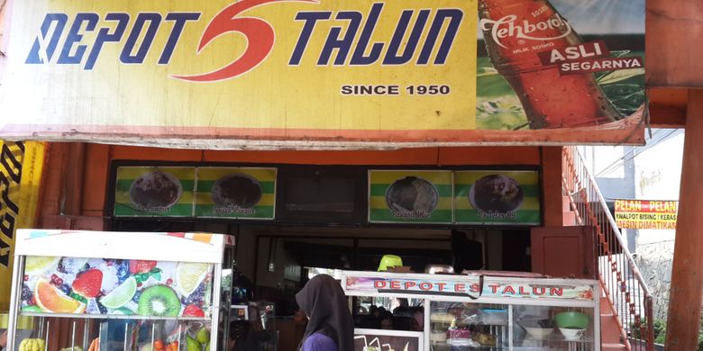 Suasana di Depot Es Taloen, Kota Malang, Jawa Timur, Minggu (29/4/2018). Depot itu melegenda sejak Tahun 1950 dengan menu esnya.