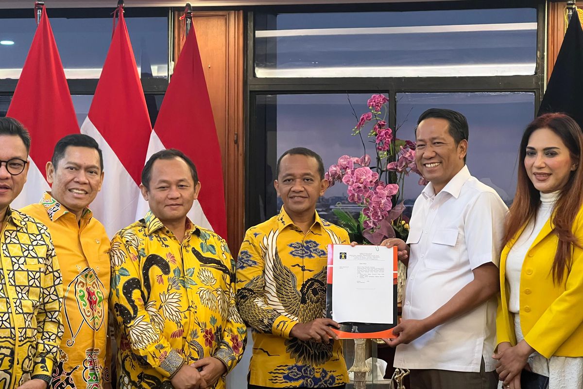 Bahlil Terima SK Kepengurusan Resmi Golkar dari Menteri Hukum Supratman Andi Agtas