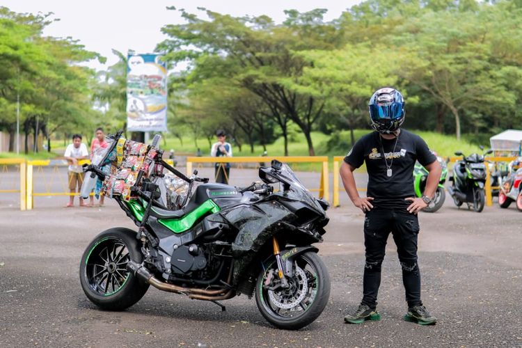 Amin Nurochman dengan motornya, Kawasaki ZX-11 yang dimodifikasi menjadi Ninja H2. 