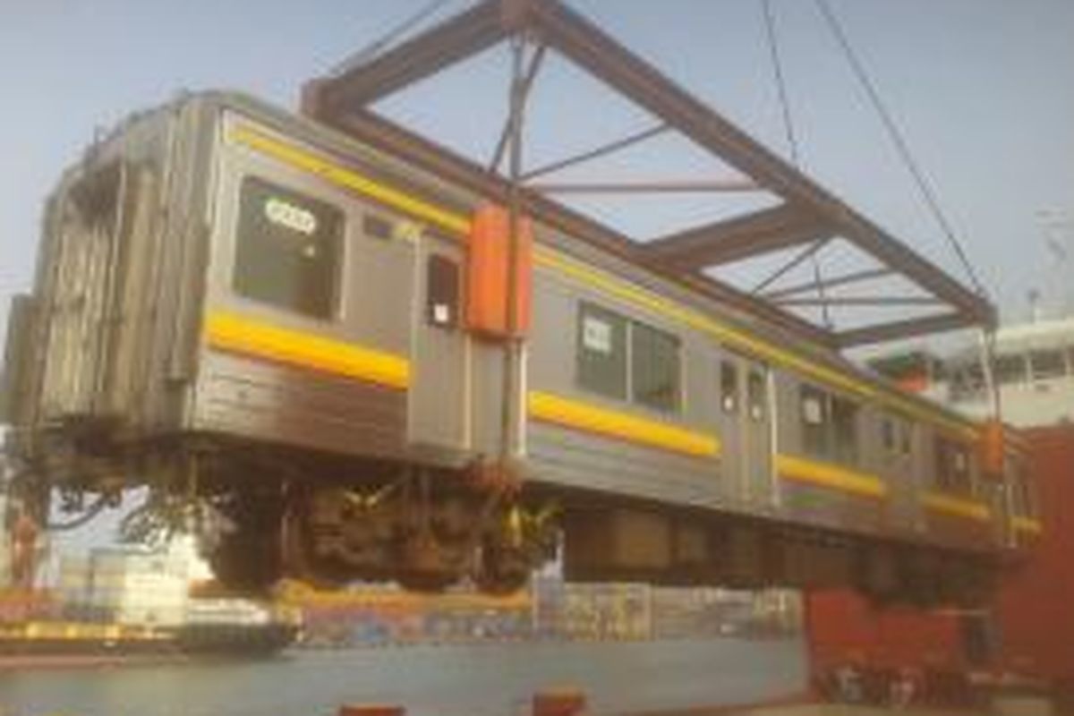 Puluhan gerbong kereta rel listrik (KRL) asal Jepang masih berada di kawasan pelabuhan Tanjung Priok, Jakarta Utara, Kamis 2/7/2015).

