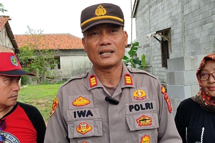 Kapolsek Tukdana AKP Iwa Mashadi memberikan keterangan kepada sejumlah media usai penangan evakuasi siswi tenggelam di Sungai Panarikan Kecamatan Tukdana Kabupaten Indramayu Jawa Barat, Minggu (18/2/2024) siang.