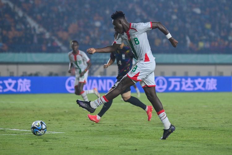 Pemain Timnas U17 Burkina Faso Arouna Ouattara melepaskan tendangan keras ke arah gawang Korea Selatan dalam matchday terakhir Grup E Piala Dunia U17 2023 Indonesia antara Burkina Faso vs Korea Selatan, Sabtu (18/11/2023) di Stadion Si Jalak Harupat Soreang, Kabupaten Bandung. 