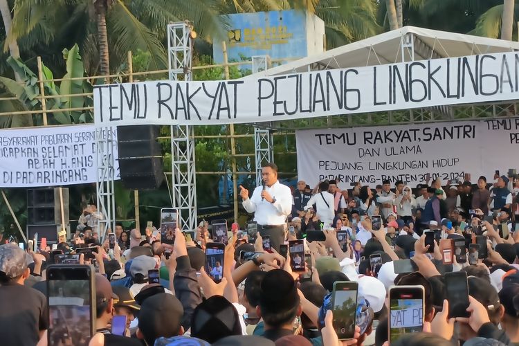 Calon Presiden nomor urut 1 Anies Baswedan saat berkampanye di Lapangan Rancanini, Padarincang, Kabupaten Serang, Banten. Selasa (30/1/2024)