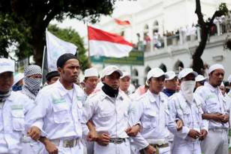 Massa Front Pembela Islam bersiap melakukan longmarch dari Masjid Al-Azhar menuju ke Mabes Polri di Jakarta Selatan, Senin (16/1/2017). Mereka menuntut agar Kapolri Jenderal Pol Tito Karnavian mencopot Kapolda Jawa Barat Irjen Anton Charliyan dari jabatannya karena dianggap membiarkan pecahnya kerusuhan antara FPI dan LSM GMBI di Bandung, Jawa Barat pada pekan lalu.