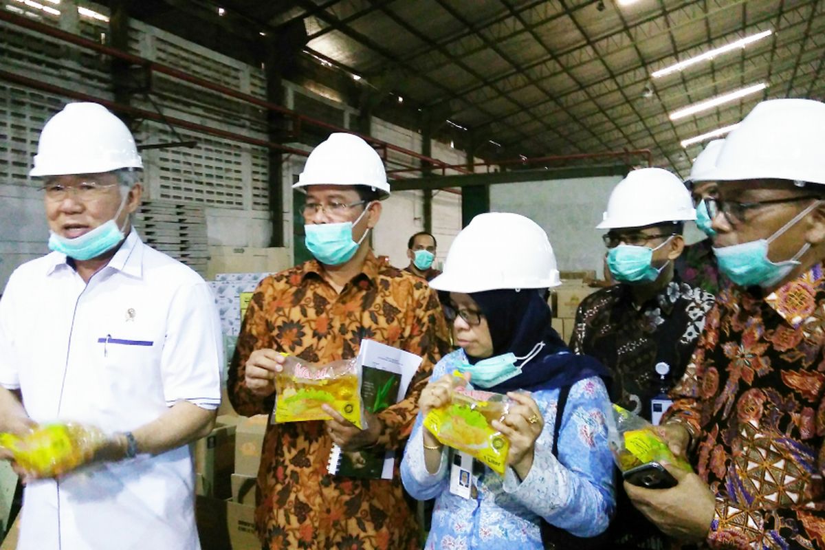 Mendag Enggartiasto Lukita saat meninjau ketersediaan stok minyak goreng di PT. Panca Nabati Prakarsa Pulo Gadung, Jakarta, Jumat (28/4/2017). 