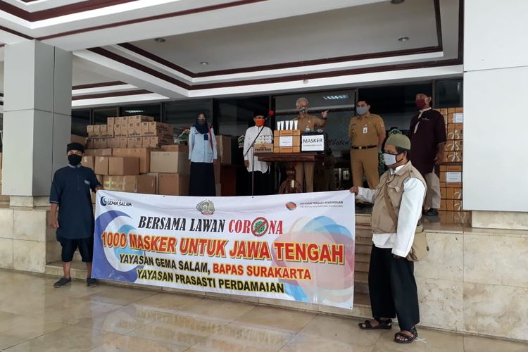Gubernur Jawa Tengah Ganjar Pranowo saat menerima 1.350 masker buatan eks narapidana teorisme di Semarang, Jawa Tengah, Senin (13/4/2020) kemarin.