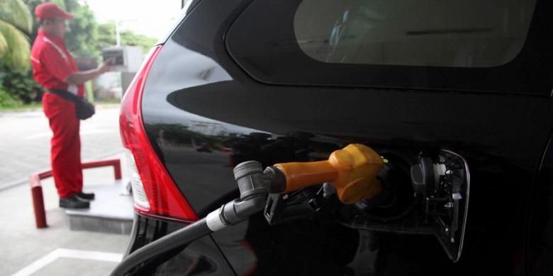 Petugas mengisis bahan bakar minyak (BBM) bersubsidi ke kendaraan