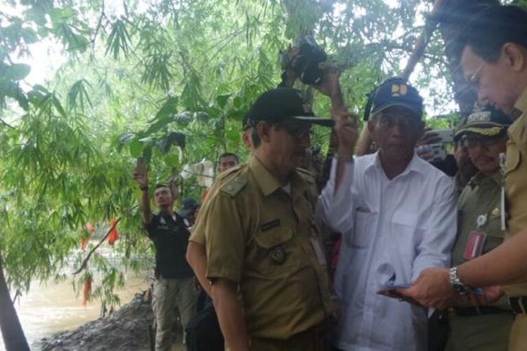 Gubernur DKI Jakarta Basuki Tjahaja Purnama meninjau kawasan bukit Duri yang habis terkena banjir, Senin (20/2/2017). 