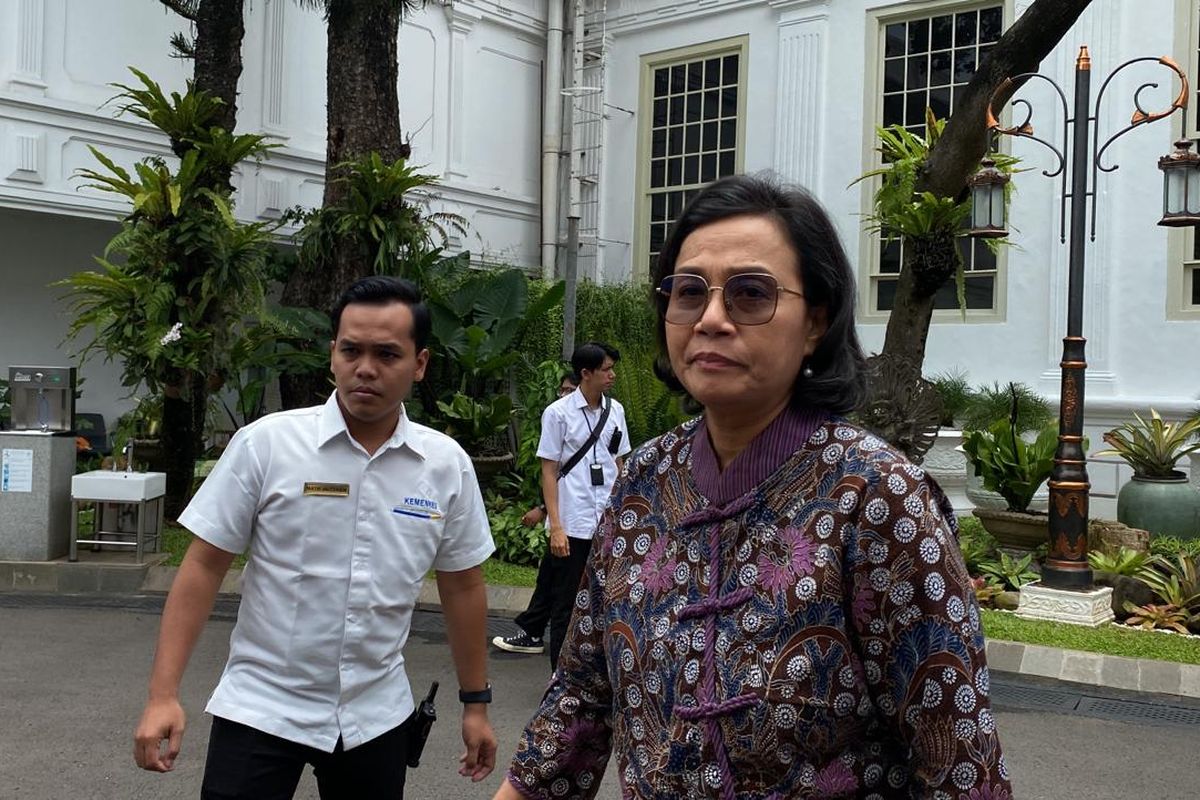Menteri Keuangan Sri Mulyani Indrawati saat ditemui di Kompleks Istana Kepresidenan, Jakarta Pusat, Senin (26/2/2024).