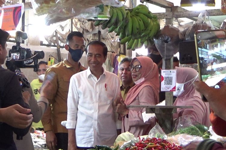 Presiden RI Joko Widodo atau Jokowi mendatangi dan menyapa pedagang di Pasar Rakyat Malindungi di Sorowako, Luwu Timur, Sulawesi Selatan, Kamis (30/3/2003)