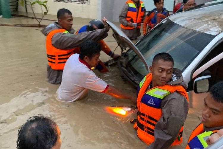 Jajaran relawan dan SAR Brimob Polda Jateng sedang melakukan evakuasi korban banjir di Perumahan Dinar Mas, Meteseh, Kota Semarang, Jawa Tengah, Jumat (6/1/2023).