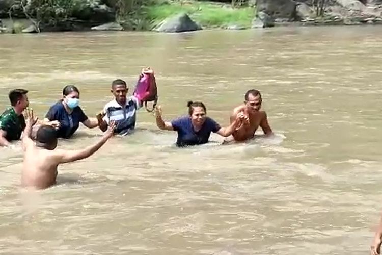 Foto : Tenaga kesehatan dan tim relawan di Kecamatan Boawae harus berkorban menerjang banjir demi melakukan kegiatan vaksinasi Covid-19 di Desa Alorawe, Kecamatan Boawae, Kabupaten Nagekeo, pada Selasa (29/3/2022).