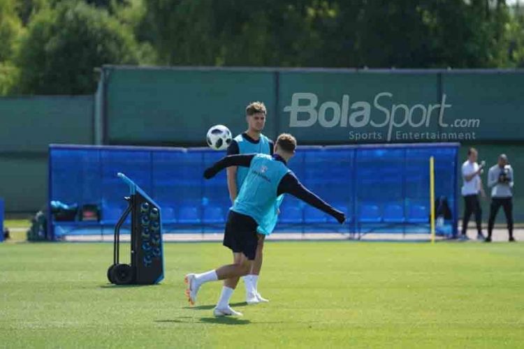 Suasana latihan terbuka timnas Inggris di Zelenogorsk, Rusia, berlangsung ceria di bawah terpaan sinar matahari hangat, 23 Juni 2018. 