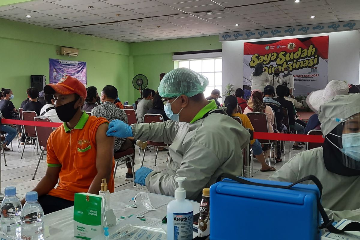 Pedagang Pasar Induk Kramatjati, Jakarta Timur, mulai menjalani vaksinasi Covid-19. Foto diambil pada Selasa (9/3/2021).