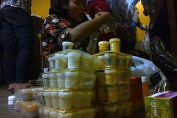 Ratusan krim pemutih mengandung bahan berbahaya yang banyak beredar di Pasar Tradisional Cakranegara,disita BPOM Mataram, NTB, Kamis (3/10/2014). 