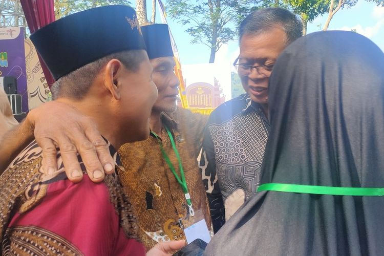 Muji Wiyatno (tengah) menangis haru bertemu kerabat, teman, mantan tetangga setelah terpisah 34 tahun menjadi transmigran di Desa Taktoi, Kecamatan Padang Ulak Tanding, Kabupaten Rejang Lebong, Bengkulu.