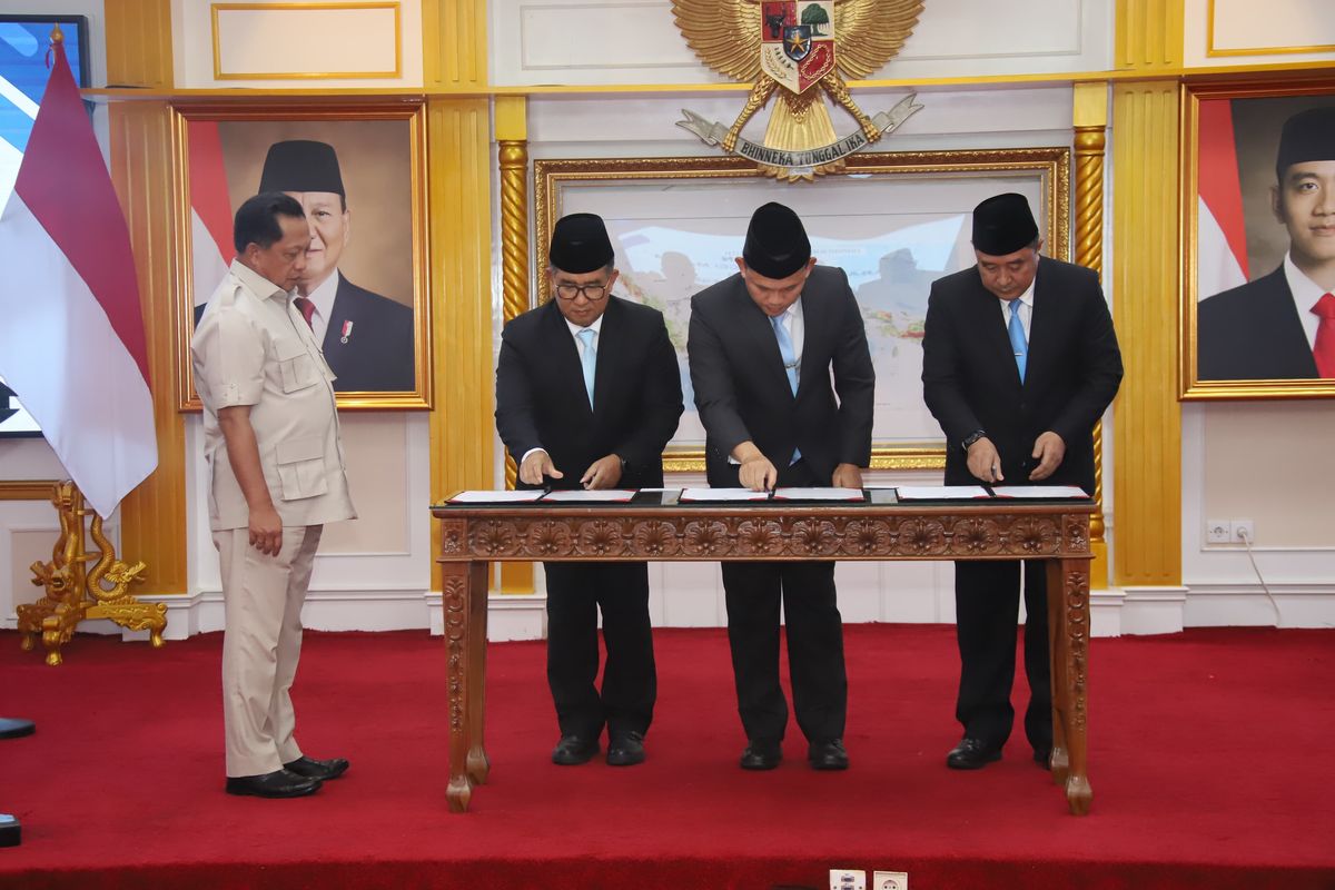 Menteri Dalam Negeri (Mendagri) Muhammad Tito Karnavian melantik tiga pejabat pimpinan tinggi madya di lingkungan Kementerian Dalam Negeri (Kemendagri) di Ruang Sidang Utama (RSU) Kantor Pusat Kemendagri, Jakarta, Rabu (14/1/2026). 
