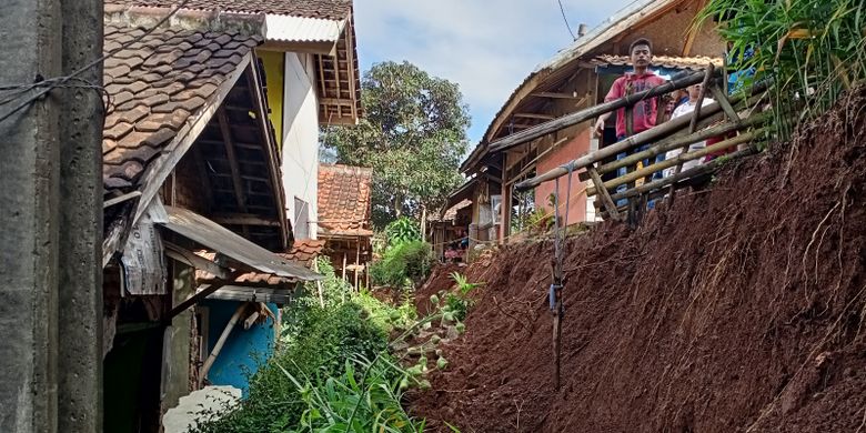 Seorang warga menyaksikan material longsor yang terjadi Senin (14/3/2022) di Nagreg Kabupaten Bandung