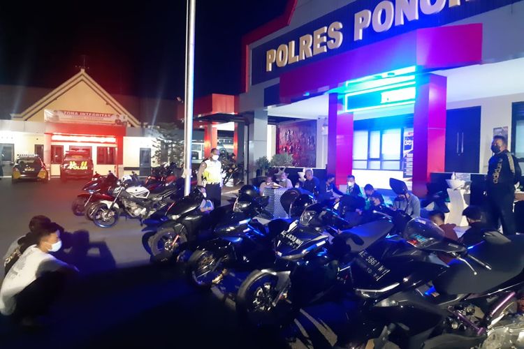 AMANKAN—Satlantas Polres Ponorogo mengamankan 23 sepeda motor yang diduga digunakan untuk balap liar pada operas balap liar di tiga titik di bumi reog, Minggu (3/10/2021).