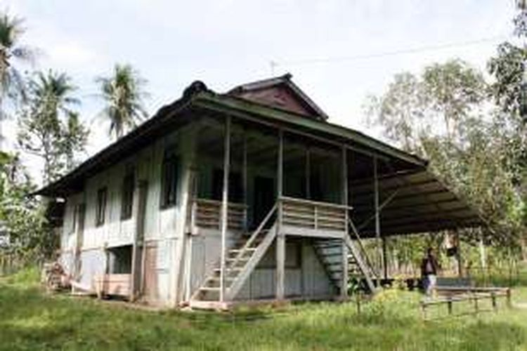Rumah tradisional masyarakat Jawa Tondano di desa Reksonegoro Kecamatan tibawa Kabupaten Gorontalo. Rumah panggung ini rata-rata dibangun tahun 1925-1930