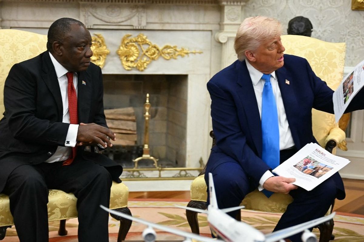 Presiden Amerika Serikat Donald Trump menunjukkan foto dan artikel yang diklaim mendukung isu genosida kulit putih di Afrika Selatan, saat bertemu Presiden Afrika Selatan Cyril Ramaphosa di Oval Office, Gedung Putih, Washington DC, 21 Mei 2025. 