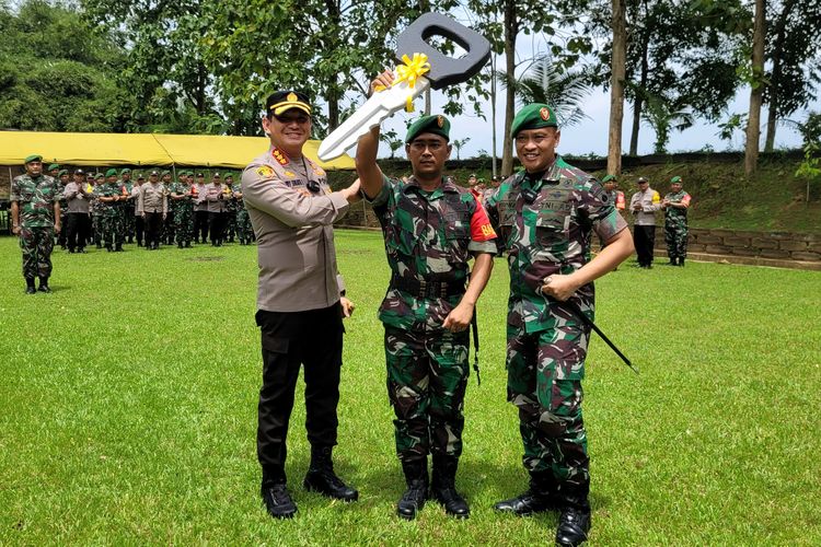 Babinsa Serda Gunawan menerima hadiah motor dari Danrem 071/Wijayakusuma Kolonel Inf Yudha Airlangga dan Kapolresta Banyumas Kombes Edy Suranta Sitepu, Senin (6/2/2023).