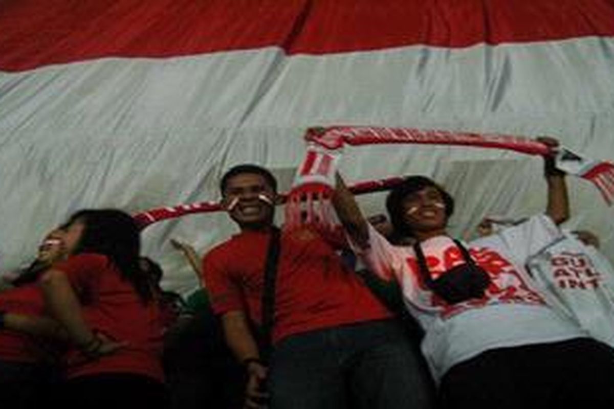 Sejumlah suporter merayakan kemenangan timnas Indonesia setelah berhasil mengalahkan Filipina dalam putaran kedua laga semifinal Piala AFF 2010, di Stadion Utama Gelora Bung Karno, Senayan, Jakarta, Minggu (19/12/2010). Di final Indonesia akan bertemu dengan Malaysia yang sebelumnya berhasil menahan imbang Vietnam pada putaran kedua semifinal Piala AFF 2010.
