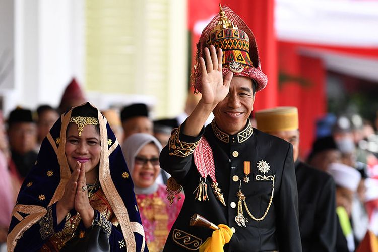 Presiden Joko Widodo (kanan) didampingi Ibu Negara Iriana Joko Widodo (kiri) menyapa tamu saat Upacara Peringatan Hari Ulang Tahun Ke-73 Kemerdekaan Republik Indonesia di Istana Merdeka, Jakarta, Jumat (17/8/2018). Peringatan HUT RI tahun ini mengangkat tema Kerja Kita Prestasi Bangsa, ditandai dengan upacara penaikan dan penurunan bendera merah putih serta penampilan sejumlah pertunjukan seni dan budaya dari penjuru Indonesia.