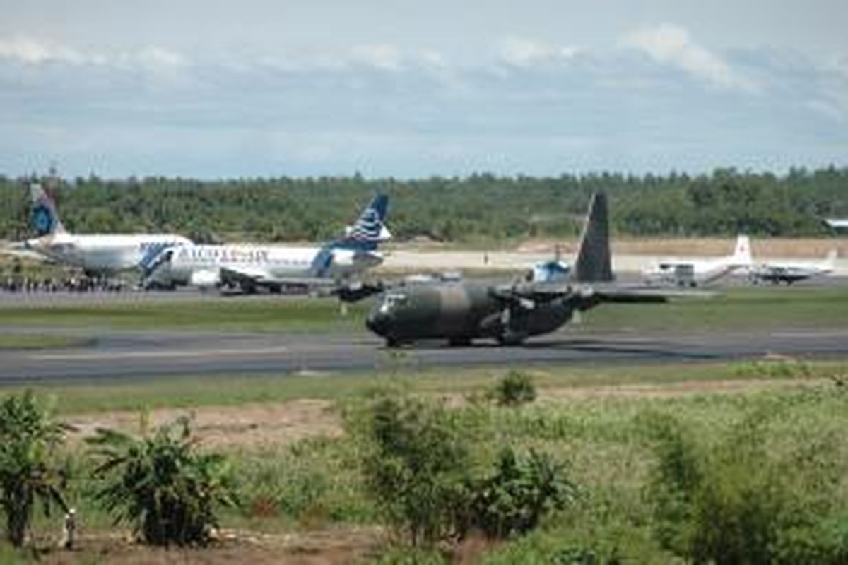 Satu pesawat Hercules milik TNI Angkatan Udara mendarat di Bandar Udara Juwata, Kota Tarakan, Kalimantan Timur, Minggu (26/4/2009). Dari kota ini menuju perbatasan Indonesia-Malaysia di Pulau Sebatik dapat ditempuh dengan perahu cepat sekitar empat jam.