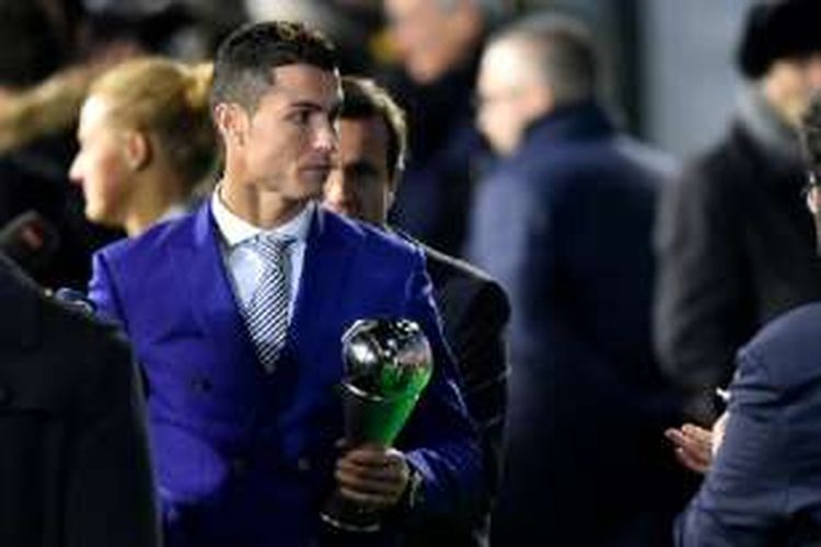 Cristiano Ronaldo melayani permintaan foto seusai menerima penghargaan Pemain Terbaik FIFA 2016 di Zurich, Senin (9/1/2017). 
