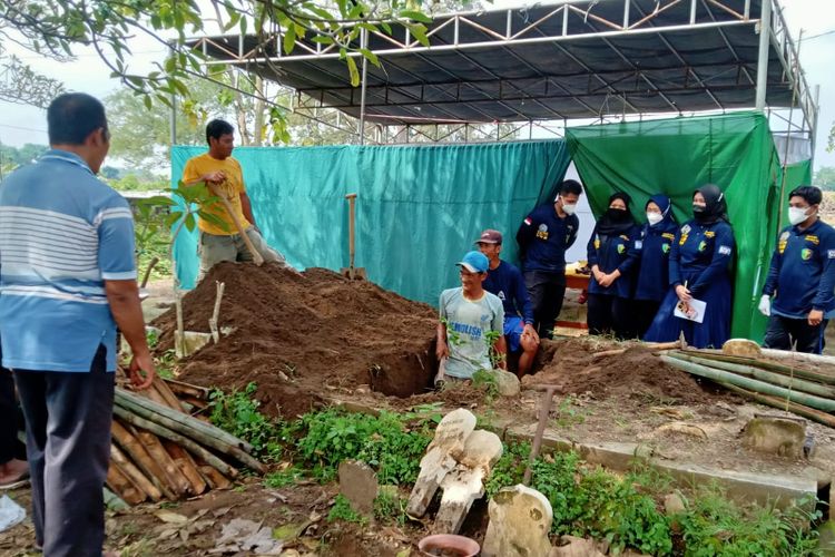 Pembongkaran makam mantan polisi di Dusun Gempolpait, Desa Banjardowo, Kecamatan Jombang, Kabupaten Jombang, Jawa Timur, Selasa (9/5/2023).