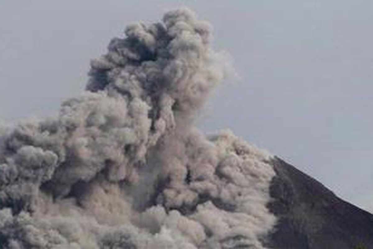 Gunung Merapi mengeluarkan awan panas atau wedhus gembel terlihat dari Dusun Gondang, Desa Balerante, Kecamatan Kemalang, Klaten, Jawa Tengah, Jumat (29/10/2010). Merapi mengeluarkan awan panas pada pukul 06.14 WIB yang luncurannya diperkirakan mencapai 1,5 kilometer ke arah barat. Saat keluar mulut gunung suhu awan panas bisa mencapai sekitar 600 hingga 1.100 derajat Celcius dan memiliki kecepatan luncur hingga 300 kilometer per jam. 