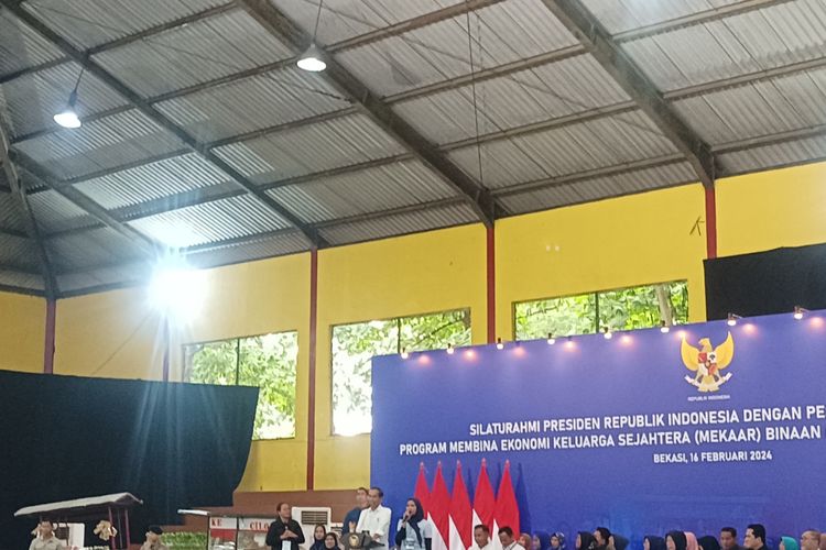 Presiden Joko Widodo saat berbincang dengan dua orang nasabah PNM Mekaar bernama Arum dan Yulianti di GOR Basket Kota Bogor, Jawa Barat, Jumat (16/2/2024). 