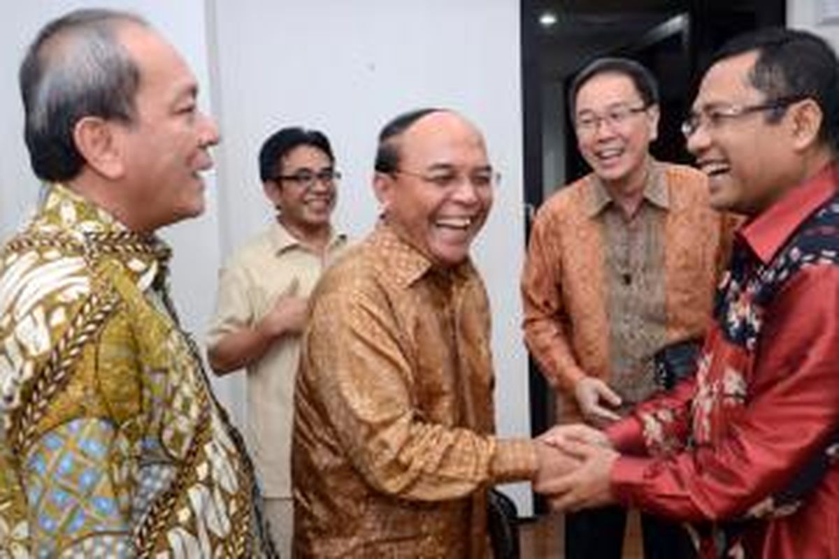 Menteri Perindustrian (kanan) menerima kunjungan Ketua Gaikindo dan eksekutif Grup Astra.