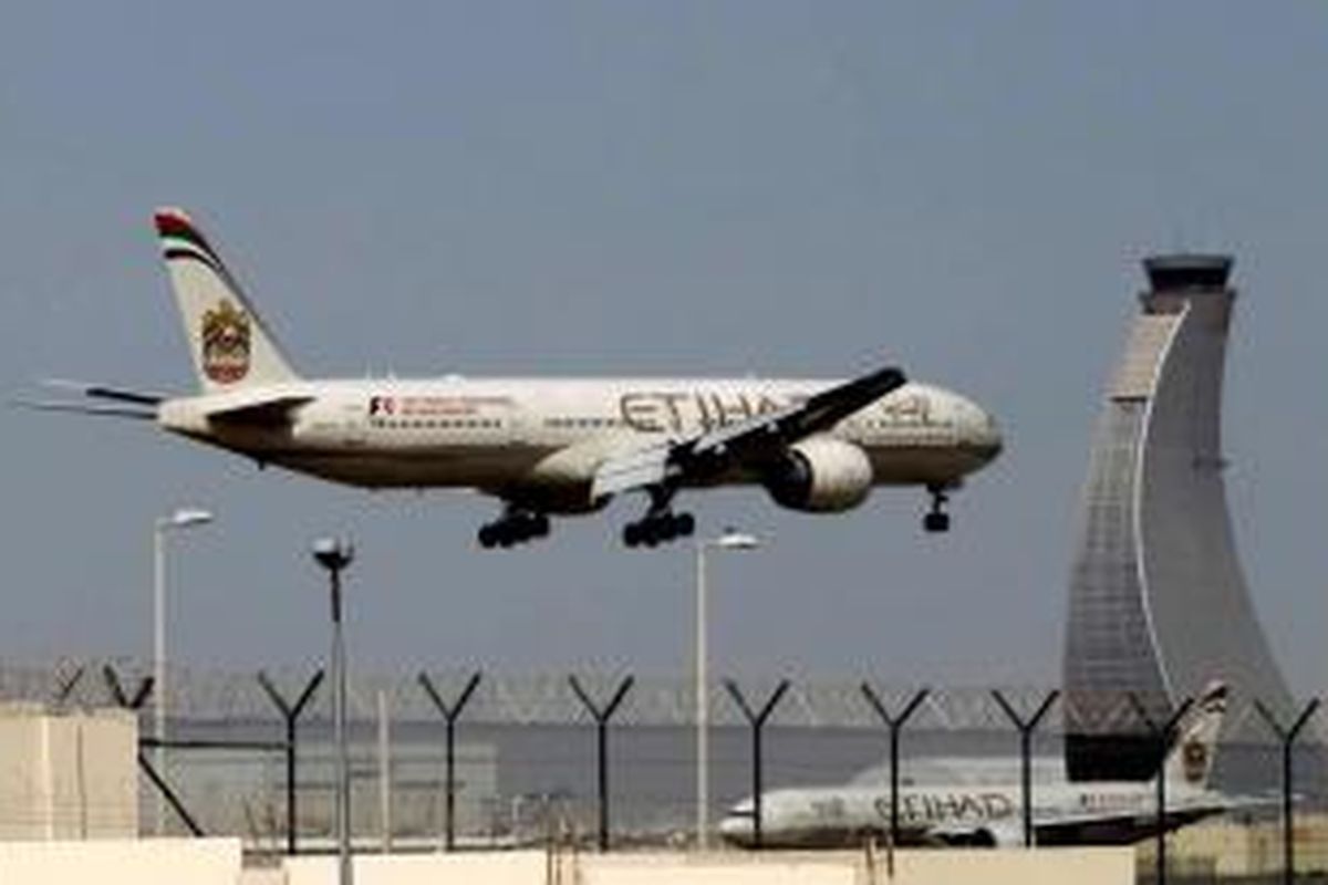 Pesawat Etihad Airways bersiap mendarat di Bandara Abu Dhabi, di Uni Emirat Arab, Minggu, 4 Mei 2014. Etihad Airways, menawarkan kenyamanan untuk kelas pertama berupa suite dengan kamar tidur tertutup serta kamar mandi pribadi.