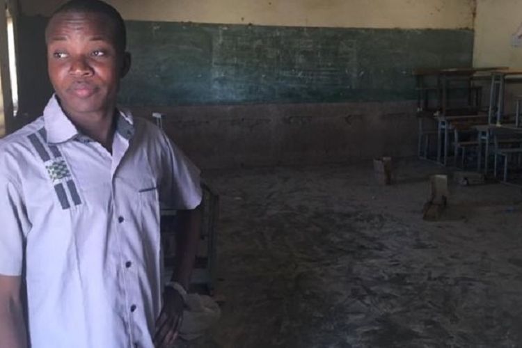 Samuel Sawadogo memperlihatkan ruang kelas yang kosong setelah marak terjadi serangan kelompok bersenjata di Burkina Faso.