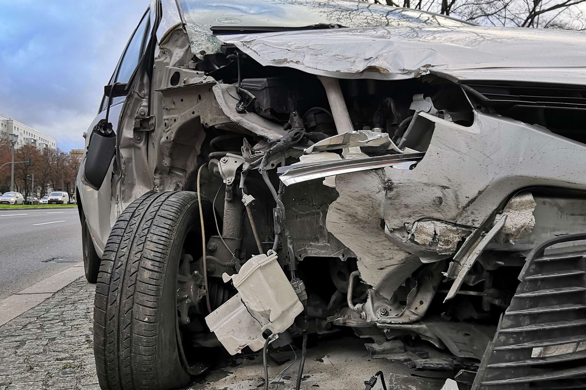 Mobil Tabrak Beton Pembatas Gerbang Tol Pondok Ranji, Diduga Sopir Mengantuk