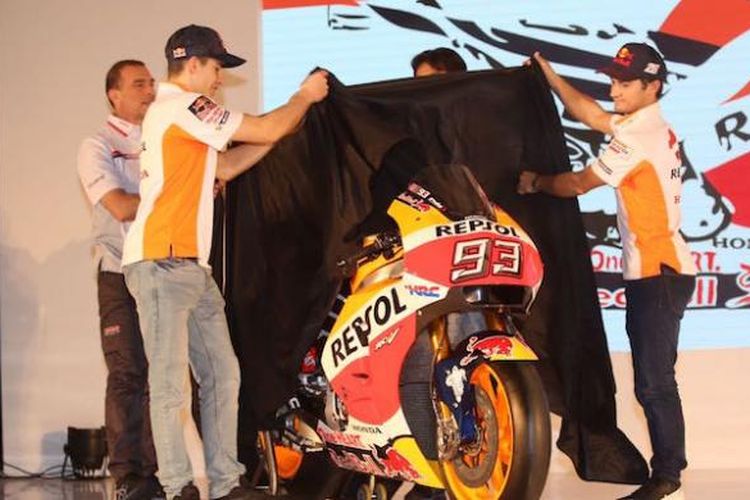 Pebalap Repsol Honda asal Spanyol, Marc Marquez dan Dani Pedrosa, membuka penutup RC213V, yang akan mereka pakai untuk MotoGP 2017 dalam peluncuran tim di Kemayoran, Jakarta, Jumat (3/2/2017)