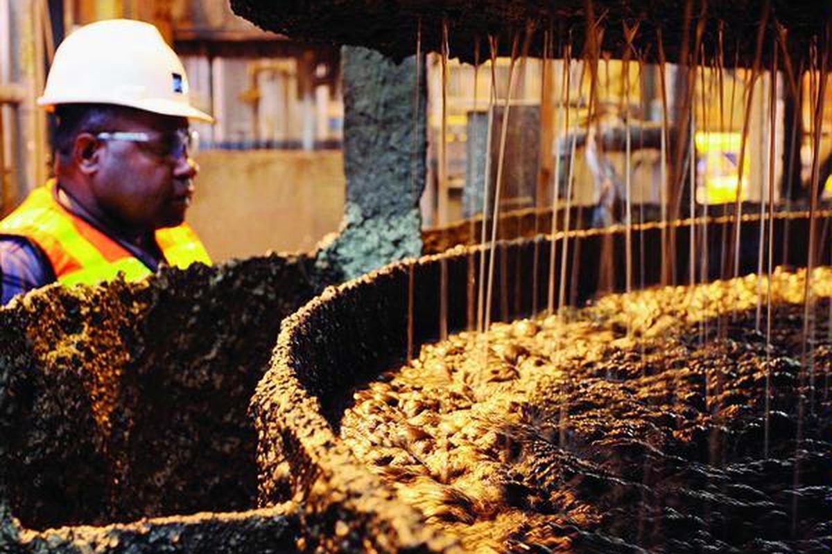 Seorang anggota staf PT Freeport Indonesia, Kamis (2/2), melihat proses flotasi atau pengapungan mineral tambang, seperti tembaga, emas, dan perak. Proses itu dilakukan untuk memperoleh konsentrat yang terdiri dari tembaga, emas, dan perak. Konsentrat itu kemudian dialirkan ke Pelabuhan Amamapare, dikeringkan, dan kemudian dikirim ke pabrik-pabrik pengecoran.