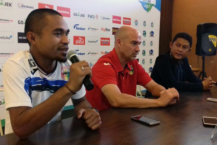 Pelatih Mitra Kukar Rafael Berges (tengah) bersama Zulchrizal Abdul Gamal (kiri).