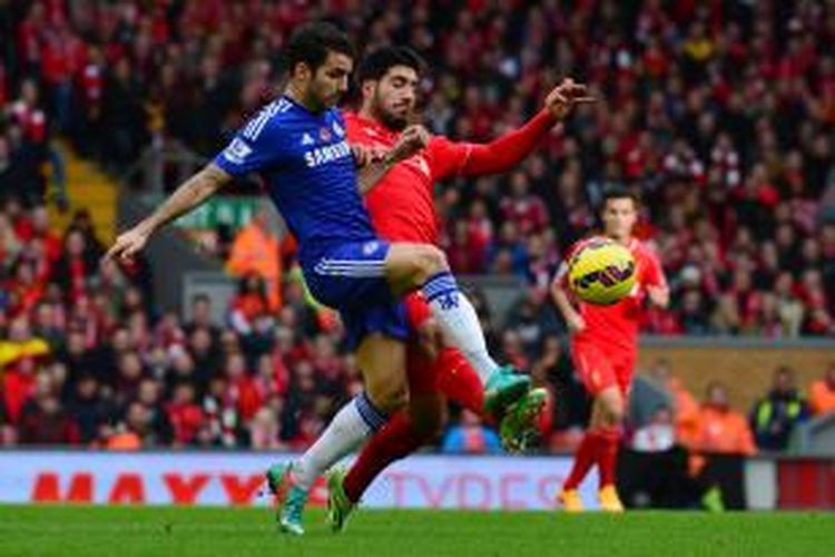 Gelandang Chelsea Cesc Fabregas (kedua dari kiri) berebut bola dengan gelandang Liverpool EMre Can, pada pertandingan Premier League, di Anfield, Sabtu (8/11/2014).