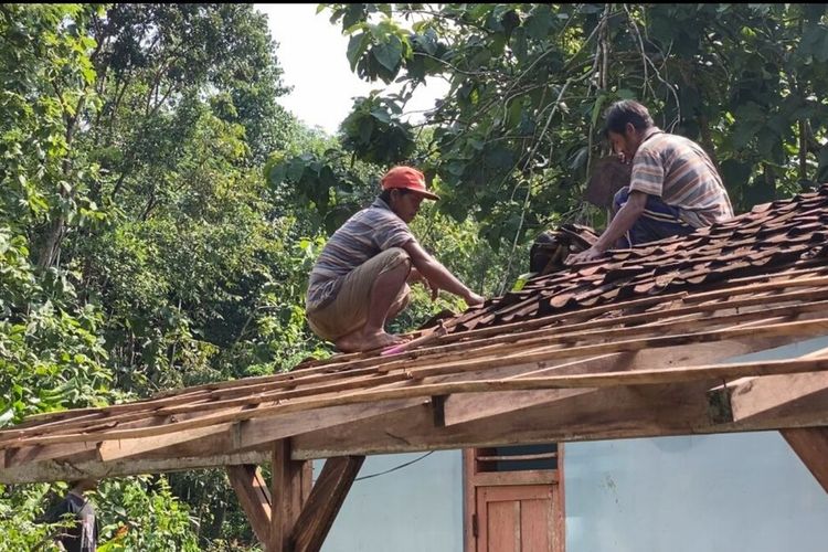 Warga memperbaiki atap rumah rusak akibat Puting Beliung di Kalurahan Salam, Patuk, Gunungkidul. Kamis (29/2/2024)