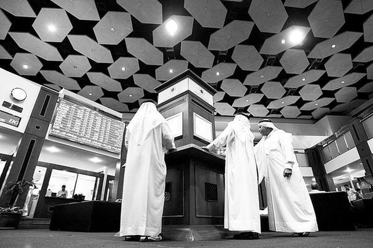 Pedagang saham Uni Emirat Arab memantau pergerakan harga saham yang juga ikut anjlok di Dubai, Selasa (16/8). Kebangkrutan Lehman Brothers turut membuat indeks harga saham di negara itu mencapai angka 32 persen lebih rendah daripada angka penutupan tahun 2007.  