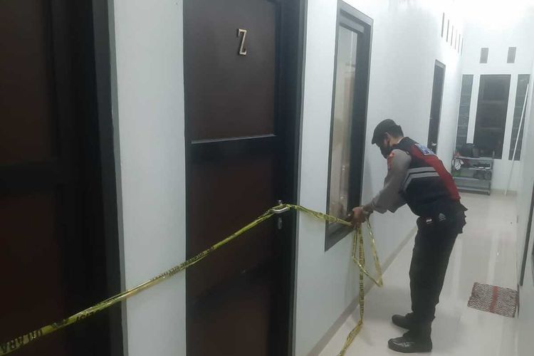 Relawan dan polisi mengevakuasi jenazah sebuah kamar kos pada Kalurahan Palihan, Kapanewon Temon, Kabupaten Kulon Progo, Daerah Istimewa Yogyakarta.