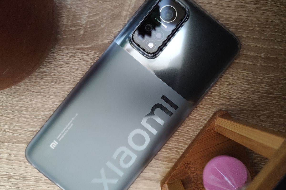 Mi 10T Pro yang sudah dipasangi dengan jelly softcase bawaan yang unik. Pasalnya, bagian atas softcase tersebut sebenarnya memiliki nuansa licin khas jelly softcase. Namun, bagian bawahnya mengusung sentuhan doff dan terasa sedikit lebih kesat. 