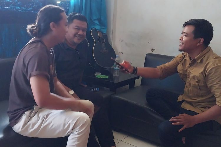 Jurnalis Detik.com Faizal Amirudin dan Kompas.com Irwan Nugraha yang bertugas di Tasikmalaya sedang dimintai keterangan para pengurus di kantor PWI Tasikmalaya, Jawa Barat, Jumat (2/9/2022).